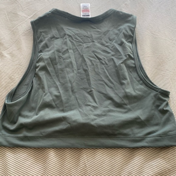 Breeze lightweight seamless crop tank - Picture 3 of 3